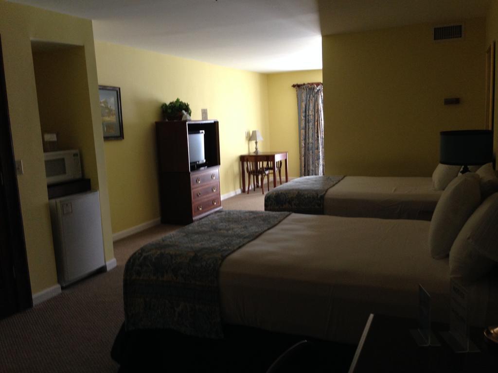 Greenville Inn & Suites Room photo