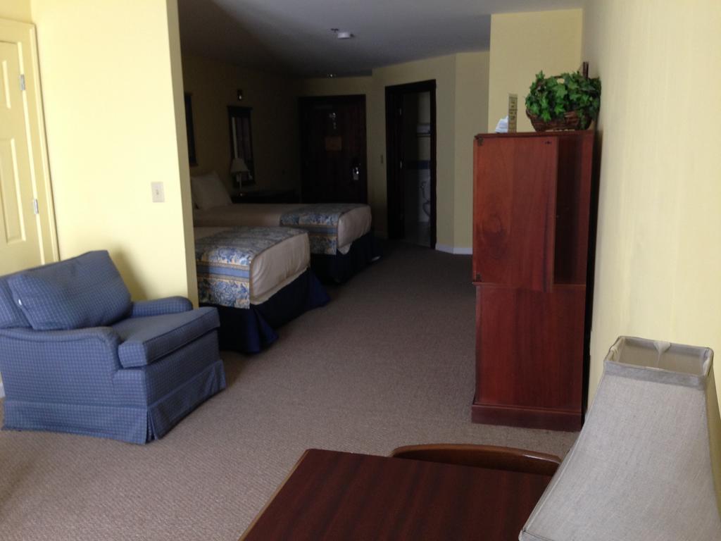 Greenville Inn & Suites Room photo